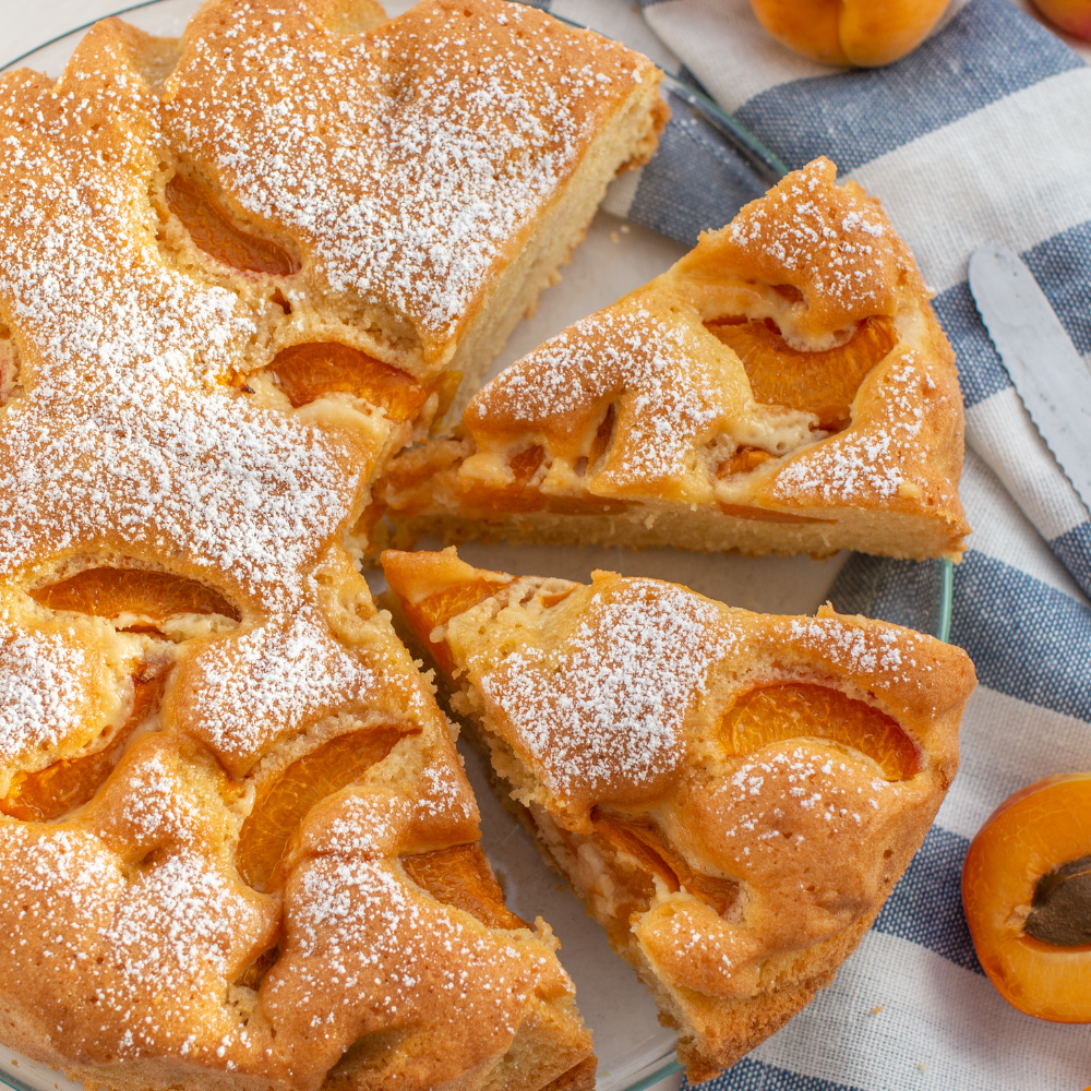 Délicieux dessert fait avec des abricots Polonais frais