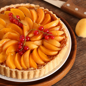 Chair et délicieux dessert préparé avec des abricots Tardif de Tain frais et juteux