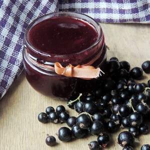 Délicieuse confiture dessert préparée avec des cassis Géant de Boskoop bien frais