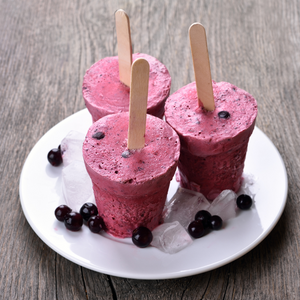 Savoureux dessert glacé préparé avec des cassis Titania, apportant une touche d’acidité fruitée.
