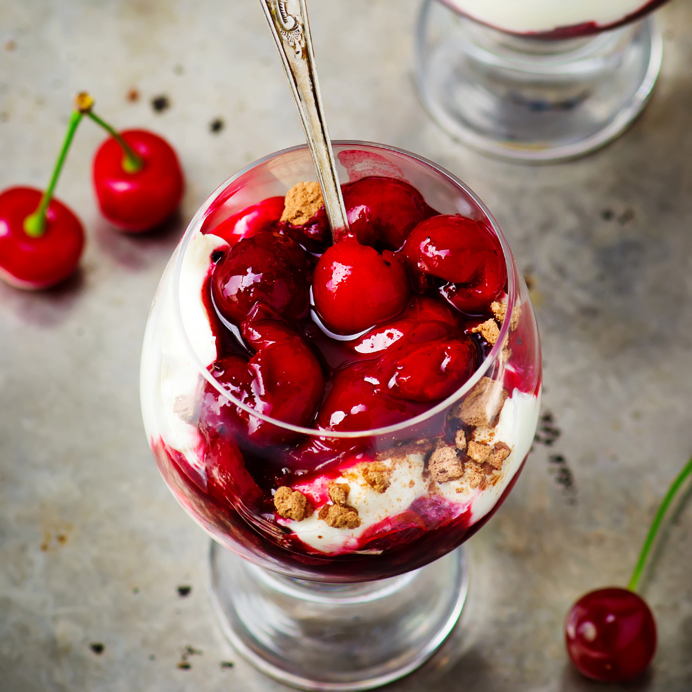 Savoureux dessert préparé avec des cerises Bigarreau Van fraîchement cueillies