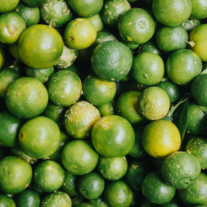 Récolte généreuse de limes fraîchement cueillies, parfaites pour des boissons rafraîchissantes.