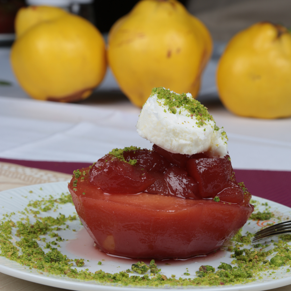 Savoureux dessert préparé avec des coings Cydonia Oblonga fraîchement cueillis