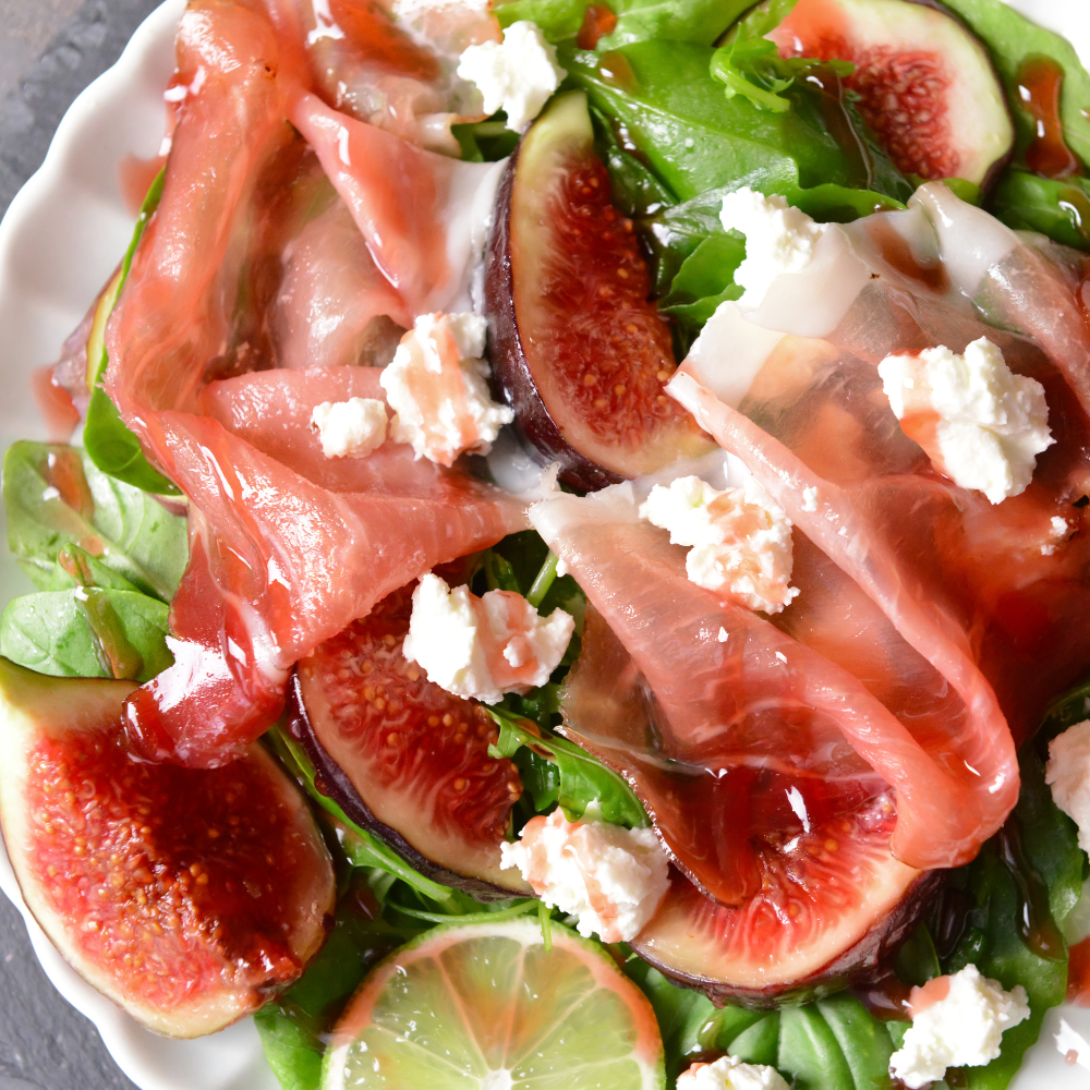 Délicieuse salade préparé avec des figues Madeleine des Deux Saisons fraîchement cueillies