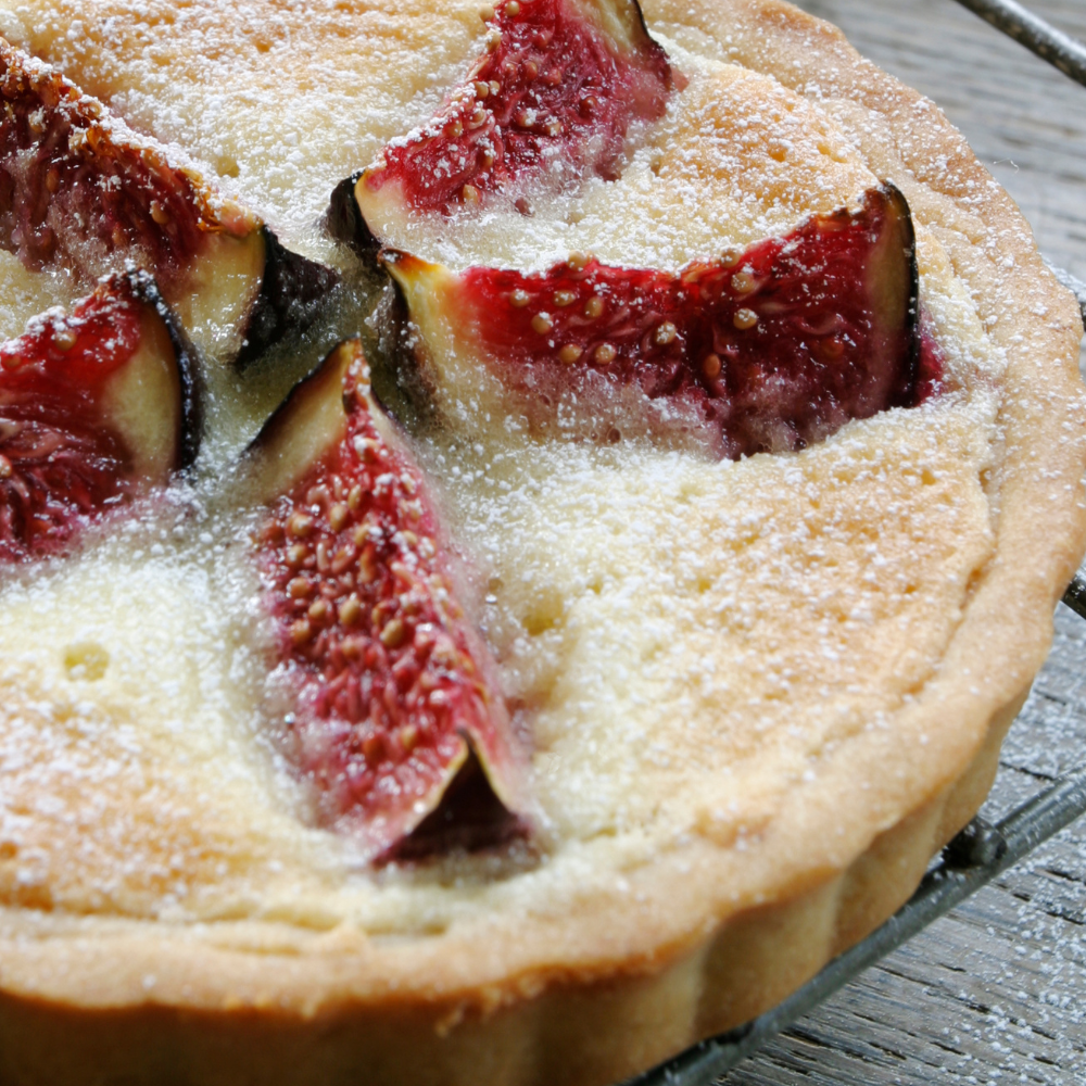 Délicieux dessert préparé avec des figues Ronde de Bordeaux bien fraîches