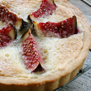 Délicieux dessert préparé avec des figues Ronde de Bordeaux bien fraîches