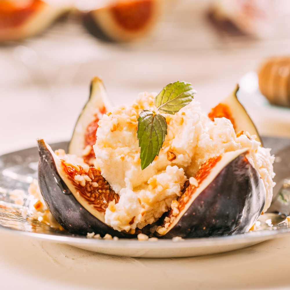 Savoureux dessert préparé avec des figues Rouge de Bordeaux bien mûres, ajoutant une touche de douceur estivale.
