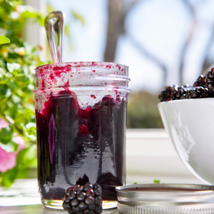 Savoureuse confiture préparée avec des framboises Black Jewel bien mûres, apportant une touche sucrée et légèrement acidulée.
