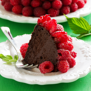 Savoureux dessert chocolaté préparé avec des framboises Willamette bien mûres, apportant une touche fruitée et légèrement acidulée.