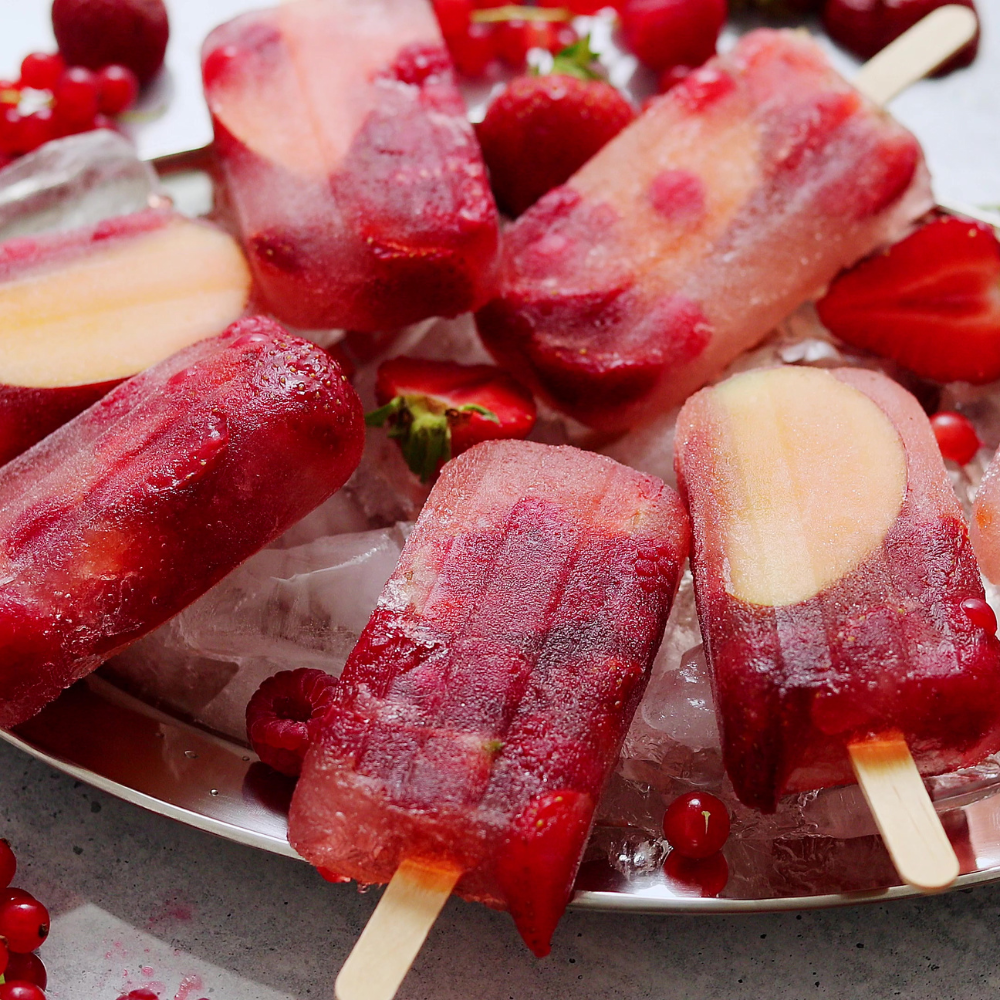 Savoureux desserts glacéspréparés avec des framboises Zefa Herbsternte bien mûres, apportant une touche fraîche, fruitée et légèrement acidulée.
