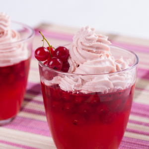 Savoureux dessert préparé avec des groseilles Junifer bien fraîches, apportant une touche fruitée estivale.
