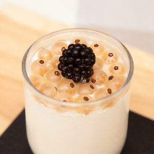 Savoureux dessert yaourt préparé avec des groseilles Werdavia bien mûres, apportant une touche fruitée et légère.
