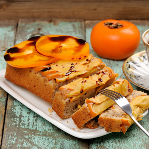 Délicieux dessert cake préparé avec des kakis Muscat bien frais