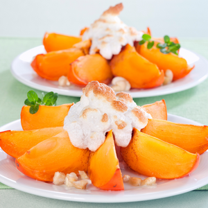 Savoureux dessert préparé avec des kakis Pomme bien frais