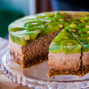 Savoureux dessert gâteau chocolat préparé avec des kiwis Issai bien mûrs, apportant une touche d'exotisme aux plats estivaux.
