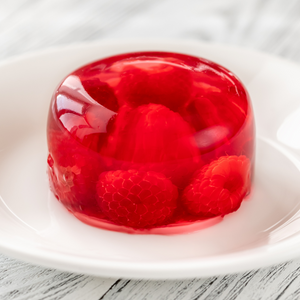 Savoureux dessert gelée préparée avec des Mûres-framboises Loganberry