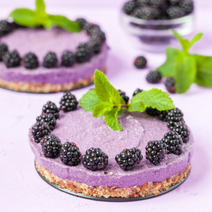 Savoureux gâteau dessert préparé avec des mûres Loch Ness bien fraîches