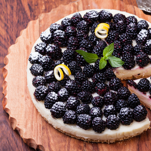 Savoureux dessert préparé avec des mûres Triple Crown bien fraîches, parfait pour une tarte estivale