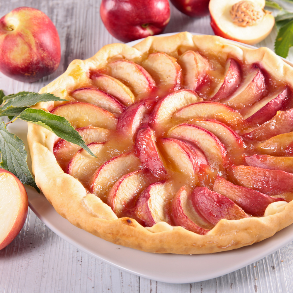 Savoureux dessert préparé avec des nectarines Snow Queen bien fraîches, idéal pour une tarte maison