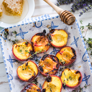 Savoureux dessert préparé avec des nectarines Venus bien fraîches, parfait pour une tarte maison