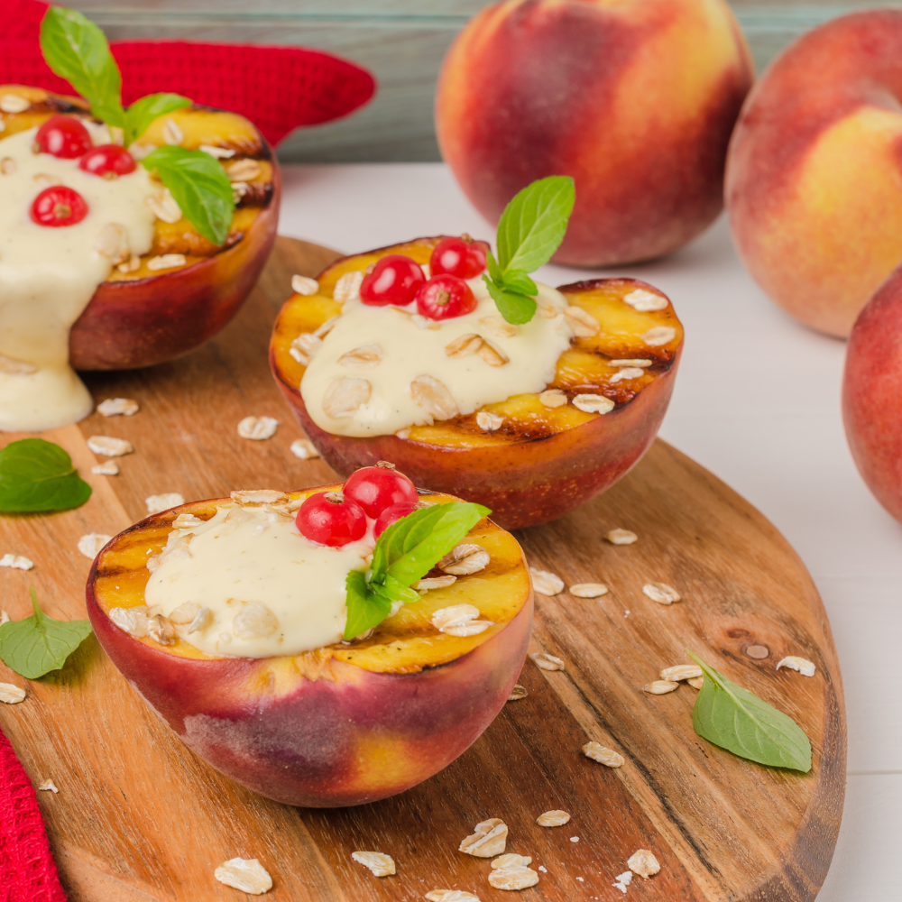 Savoureux desserts préparés avec des pêches Fairhaven bien fraîches, ajoutant une touche de douceur estivale.
