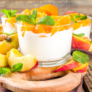 Savoureux desserts préparés avec des pêches Fayette bien fraîches, apportant une touche de douceur estivale.