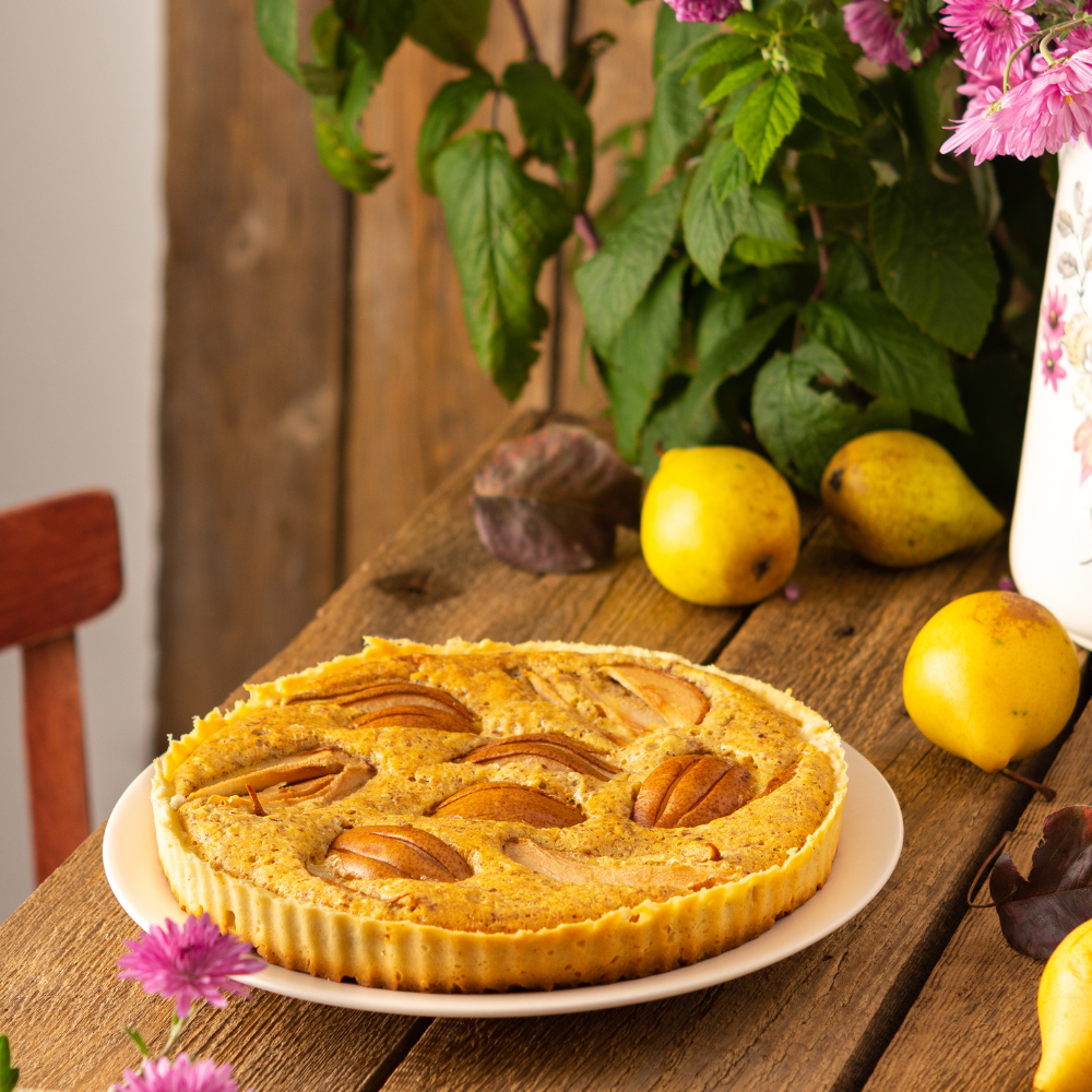 Savoureuse tarte dessert préparée avec des poires Williams bien mûres, ajoutant une touche de douceur et de fraîcheur aux recettes.
