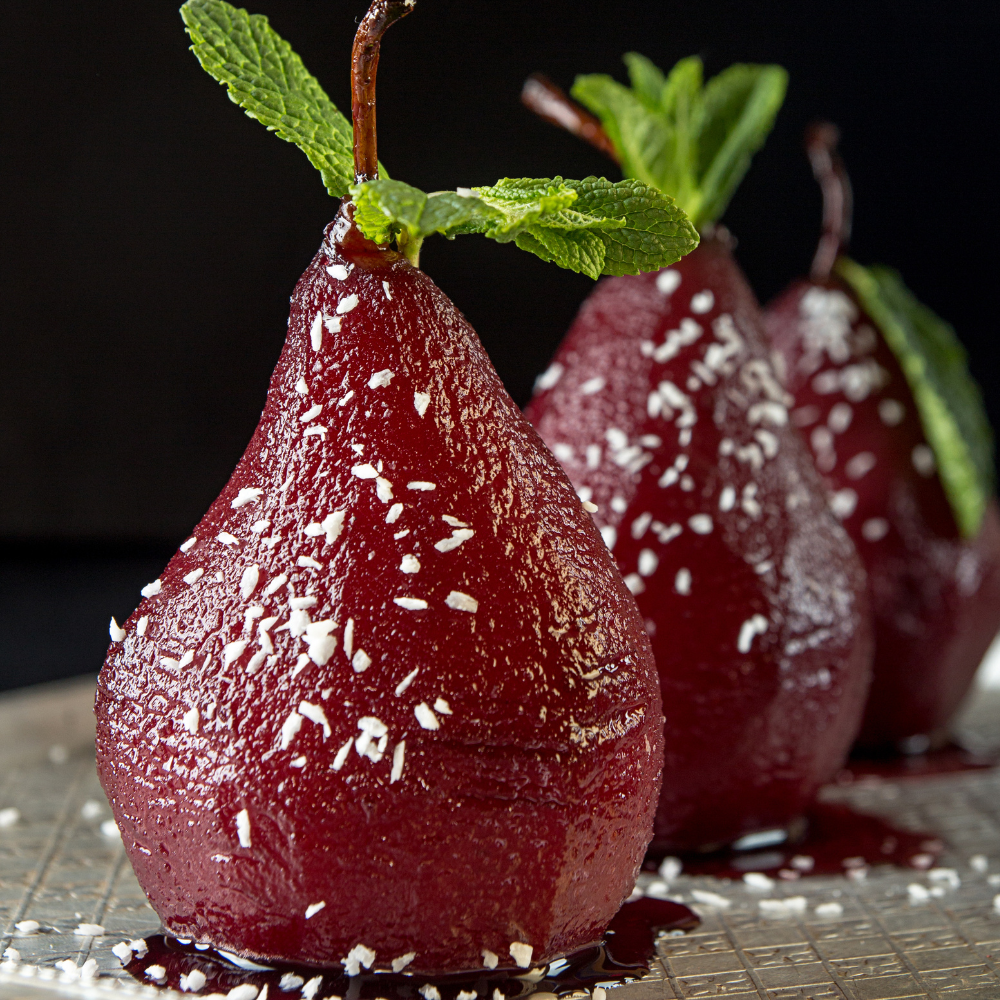 Savoureux desserts préparés avec des poires Williams bien mûres, ajoutant une touche de douceur et de fraîcheur aux recettes.
