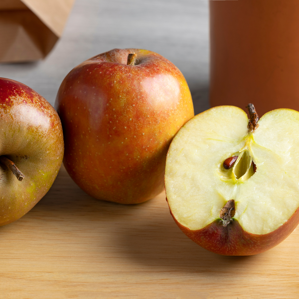 Chair ferme et légèrement acidulée des pommes Boskoop Rouge, parfaite pour des desserts rustiques ou à déguster directement.
