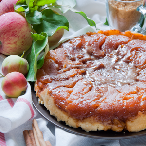 Savoureuse tarte tatin dessert préparée avec des pommes Elstar, apportant une touche sucrée et acidulée.
