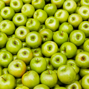 Récolte généreuse de pommes Granny Smith, idéales pour des tartes, compotes et salades de fruits rafraîchissantes.