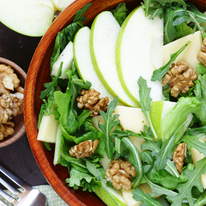 Savoureuse salade aux noix préparée avec des pommes Granny Smith, apportant une touche d’acidité vivifiante.
