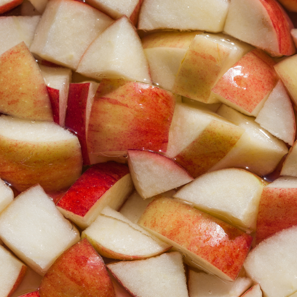 Savoureuse pommes Reine des Reinettes coupées, apportant une touche de douceur et d'acidité.
