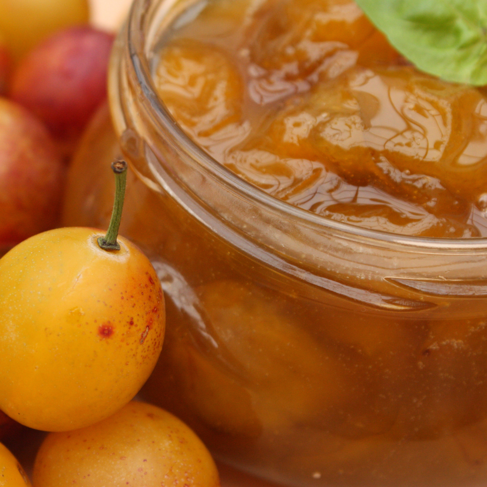 Savoureuse confiture préparée avec des mirabelles de Metz bien mûres, apportant une touche douce et parfumée.
