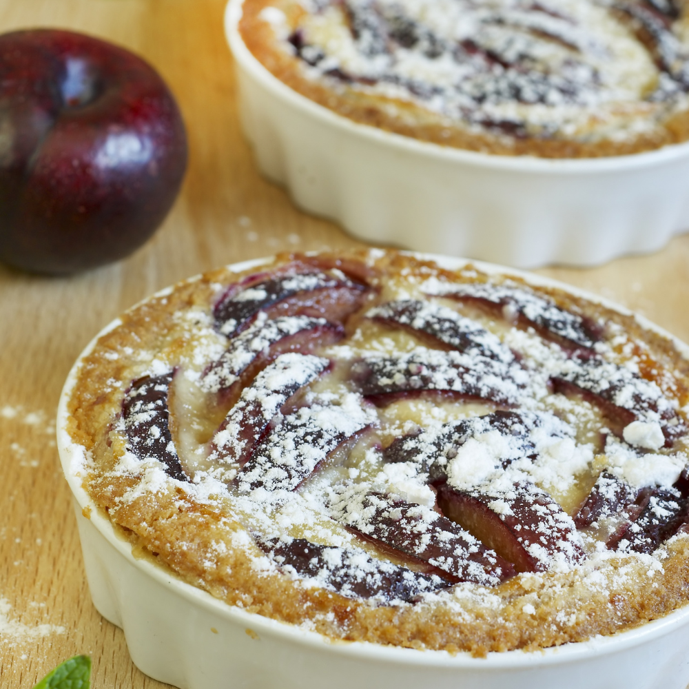 Savoureux desserts préparés avec des prunes Reine-Claude Violette bien mûres, apportant une touche sucrée et fruitée.
