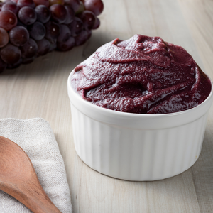 Raisins Cardinal frais et sucrés, utilisés pour apporter une touche fruitée et rafraîchissante à une glace artisanale, avec leur chair croquante et juteuse qui se marie parfaitement à la douceur glacée.