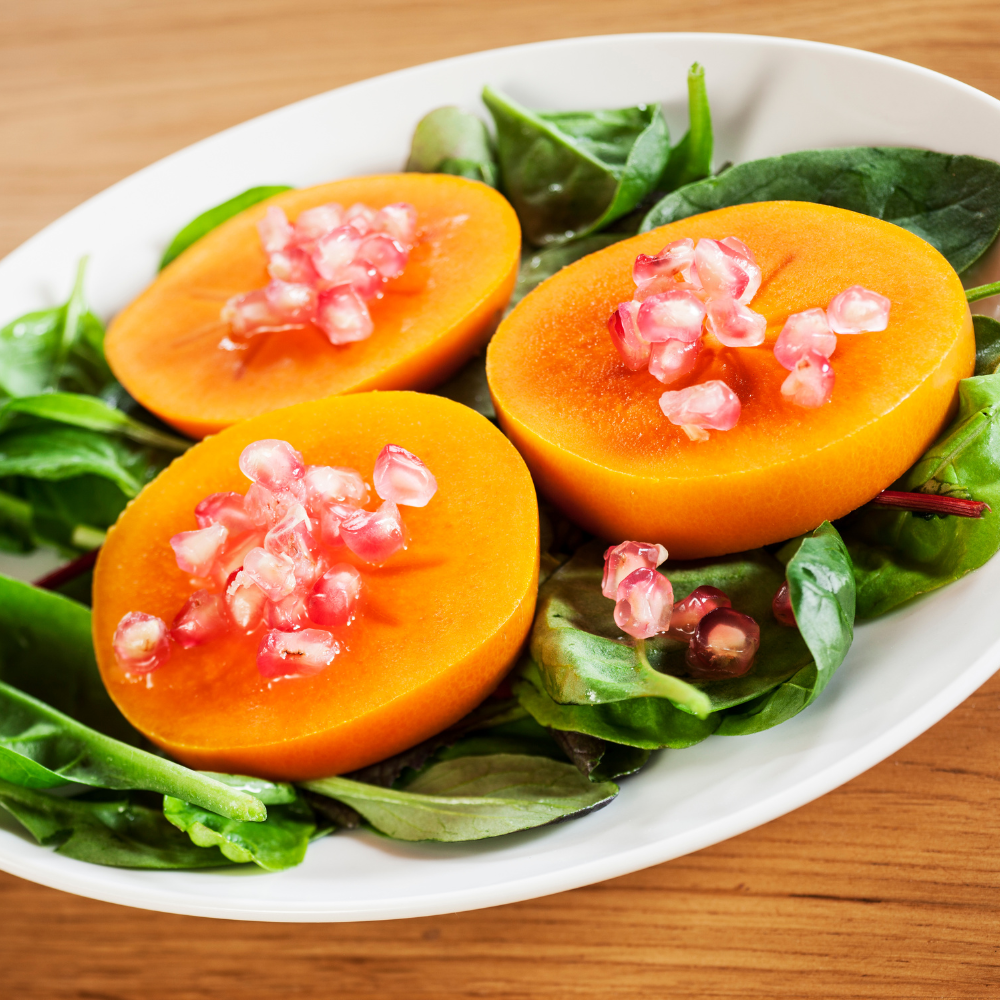 Savoureuse salade préparée avec des kakis Fuyu bien frais